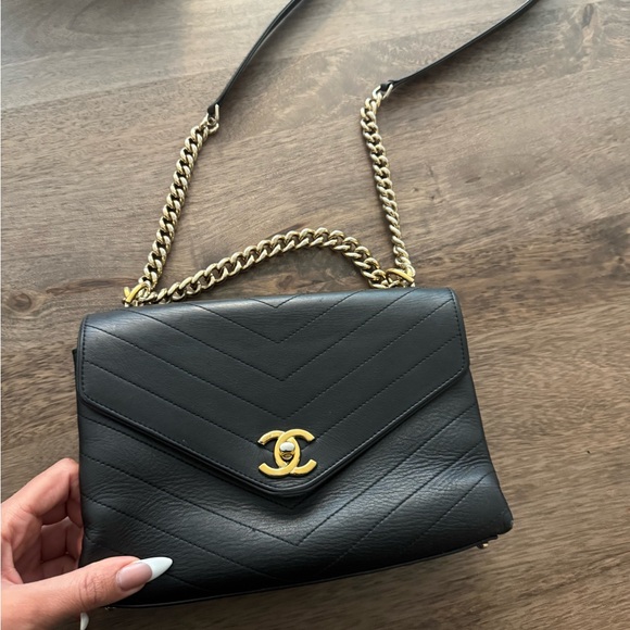 SMOOTH LEATHER BLACK CHEVRON CHANEL SEASONAL BAG CHROME CHAIN DUST BAG AND BOX - Picture 1 of 16
